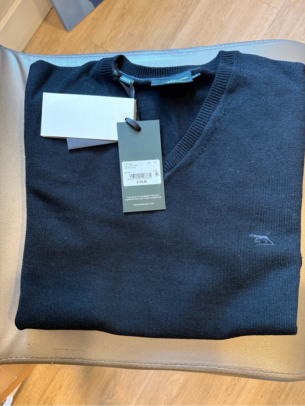 Rodd & Gunn Men's Small V-Neck Sweater in Black Brand New